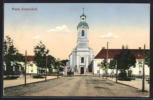 AK Maria Enzersdorf, Kirche mit Strassenpartie