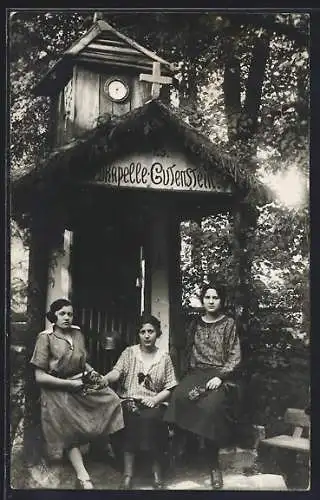 Foto-AK Gutenstein, Die Gutensteiner Engerl vor der Waldkapelle