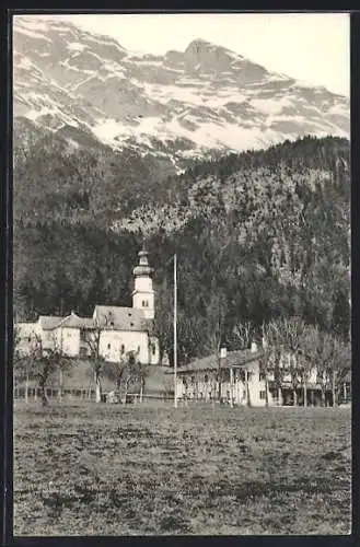 AK St. Martin im Gnadenwald, Gasthaus Specker und die Kirche am Bergfuss