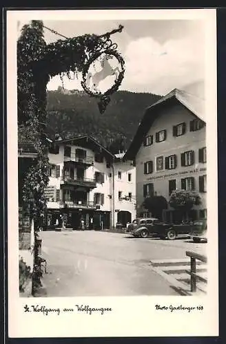 AK St. Wolfgang am Wolfgangsee /Salzkammergut, Strassenpartie mit Hotel-Pension zum weissen Hirschen