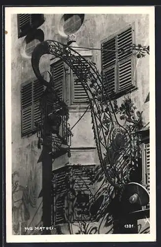 AK Matrei, Schmiedeeisernes Schild an einem Geschäft