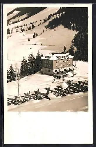 AK Saalbach-Hinterglemm, Dr. Karl Renner-Haus im Winter aus der Vogelschau