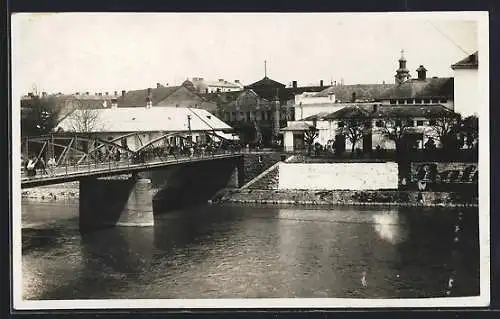 AK Uzhorod, Brücke mit Passanten