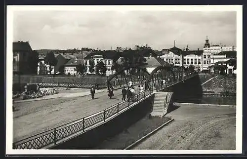 AK Uzhorod, Brücke mit Passanten und Hotel Korona