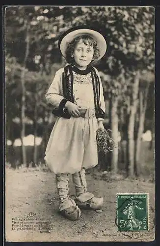 AK Junge in Tracht mit Blumen