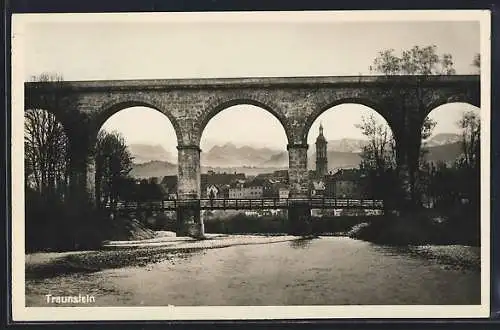 AK Traunstein, Flusspartie mit Stadt und Brücke