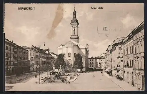 AK Traunstein, Partie am Stadtplatz mit Kirche