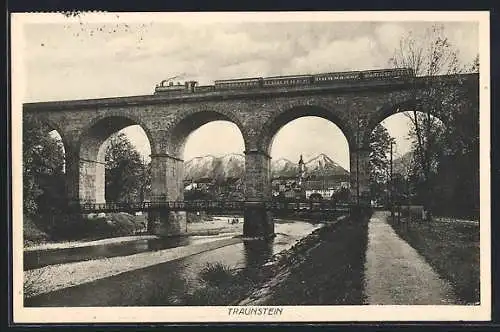 AK Traunstein, Eisenbahn fährt über den Viadukt