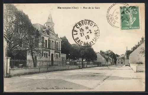 AK Marmagne, Rue de la Gare avec bâtiments et arbres entourant la rue