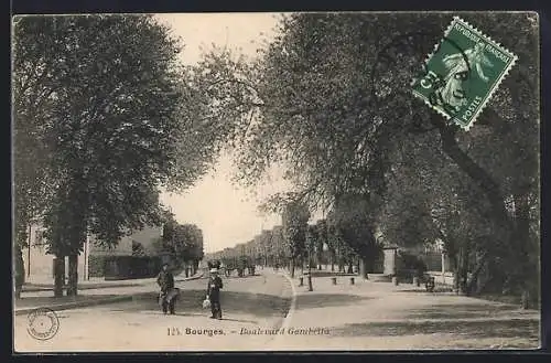 AK Bourges, Boulevard Gambetta avec passants et arbres