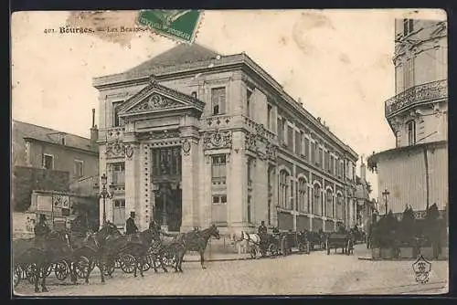 AK Bourges, Les Beaux-Arts et calèches devant l`édifice