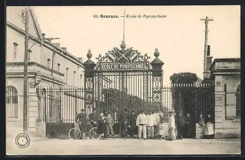 AK Bourges, École de Pyrotechnie, entrée principale avec groupe de personnes devant le portail