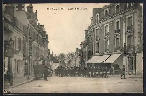 AK Bourges, Avenue de la Gare avec une parade militaire