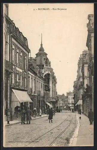 AK Bourges, Rue Moyenne animée avec passants et bâtiments historiques