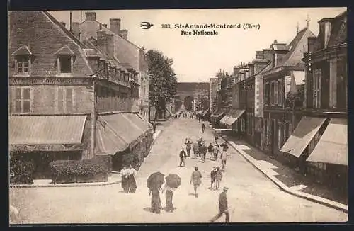 AK St-Amand-Montrond, Rue Nationale animée avec passants et bâtiments historiques