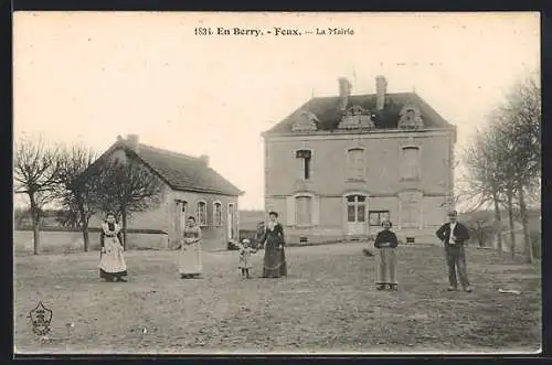 AK Feux, La Mairie et habitants devant les bâtiments