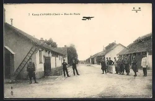 AK Avord, Rue du Poste avec soldats et avion en vol