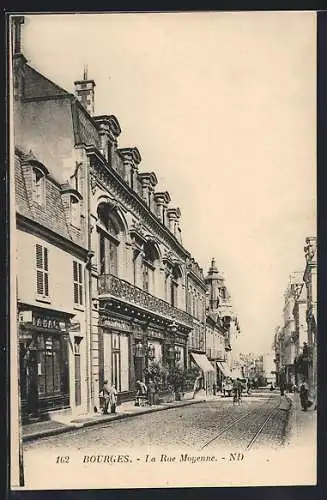 AK Bourges, La Rue Moyenne avec tramways et bâtiments historiques