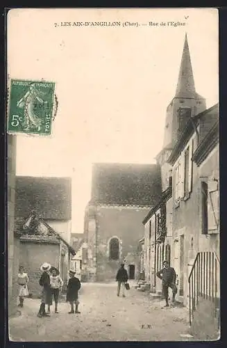 AK Les Aix-d`Angillon, Rue de l`Église avec enfants jouant dans la rue