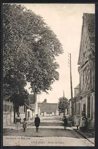 AK Léré, Route de Cosne avec passants et maisons anciennes