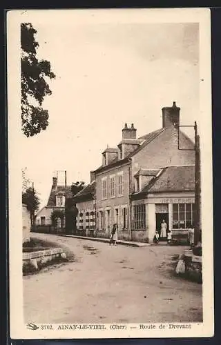 AK Ainay-le-Vieil, Route de Drevant et maisons anciennes