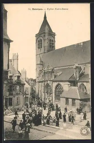 AK Bourges, Église Notre-Dame avec foule sur le parvis