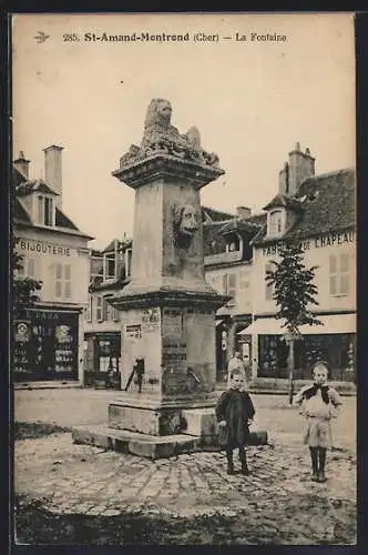 AK St-Amand-Montrond, La Fontaine et enfants sur la place du village