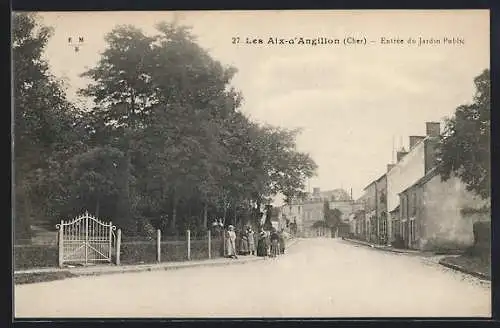 AK Les Aix-d`Angillon, Entrée du Jardin Public