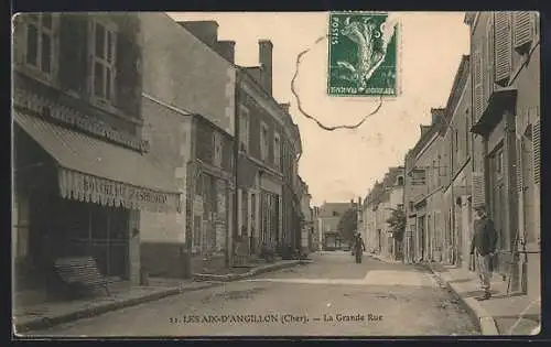 AK Les Aix-d`Angillon, La Grande Rue animée avec boutiques et passants