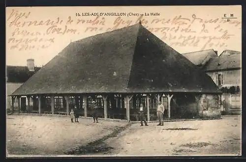 AK Les Aix-d`Angillon, La Halle et ses environs animés de passants