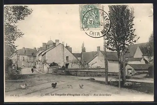 AK La Chapelle-d`Angillon, Rue de la Gare avec poules et maisons rurales