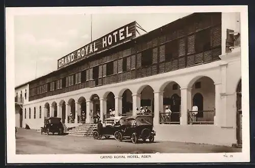 AK Aden, Grand Royal Hotel, Autos vor dem Eingang