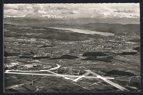 AK Zürich, Blick über den Flughafen Kloten auf Stadt und Alpen