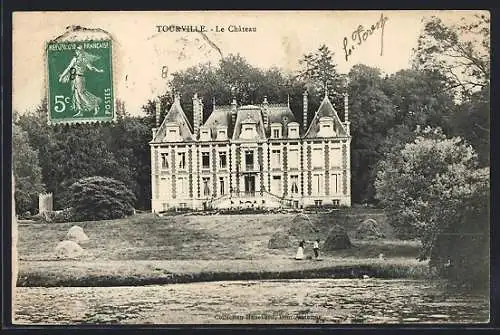 AK Tourville, Le Château et son parc verdoyant