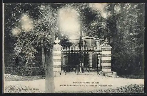 AK Pacy-sur-Eure, Grille du Buisson de Mai et Arbre de l`accident Fair