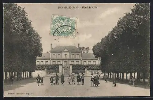 AK Damville, Hôtel de Ville et enfants jouant devant l`allée arborée