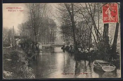 AK Giverny, Pont près la Gare sur la rivière avec barque