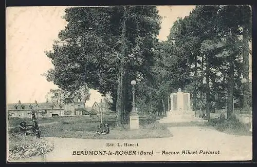 AK Beaumont-le-Roger, Avenue Albert Parissot et monument commémoratif