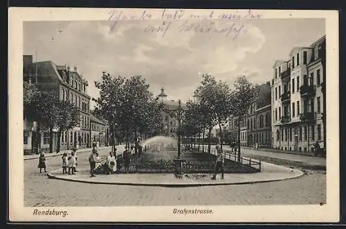 AK Rendsburg, Partie in der Grafenstrasse - Anlagen mit Gärtner und Kindergruppe