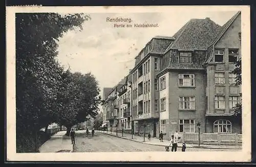 AK Rendsburg, Strasse am Kleinbahnhof, Passanten