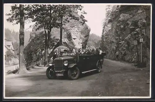 Foto-AK Auto Mercedes Benz, Vollbesetztes Fahrzeug der Reichspost