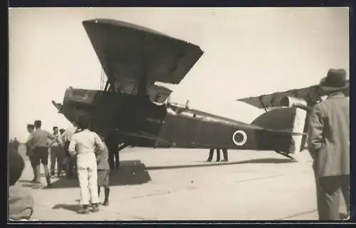 Foto-AK Potez Doppeldecker-Flugzeug auf dem Flugfeld