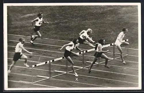 AK Berlin, Olympische Spiele 1936, Frl. Valla (Italien) erringt die Gold Medaille im 80m Hürdenlauf