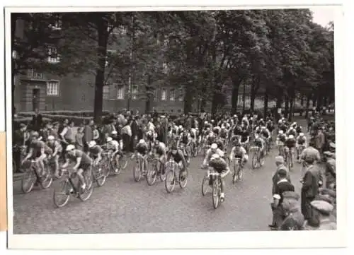 Fotografie Boesig, Ansicht Berlin-Treptow, Fahrradrennen Berlin-Cottbus-Berlin, Neue Krugallee kurz nach dem Start 1941