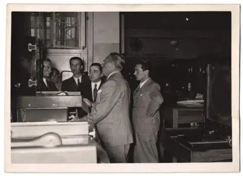 Fotografie Schostal, Ansicht Berlin, spanische Journalisten besichtigen einen Klischee - und Maternbetrieb 1940