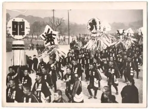 Fotografie Schostal, Ansicht Osaka / Japan, Feuerwehr-Parade in historischen Kostümen 1940