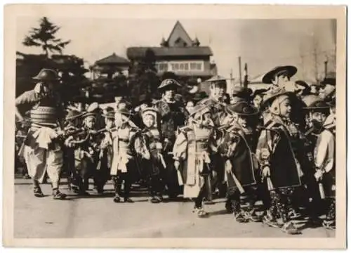 Fotografie Schostal, Ansicht Tokio - Tokyo / Japan, Festumzug in japanischen Trachten zum Reichsgründungstag 1940