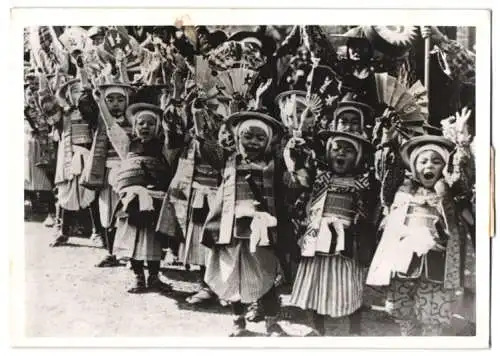 Fotografie Tempel des Yasakuni, Kinder in Kriegertracht feiern die Thronbesteigung des 1. japanischen Kaiser's Jimmu