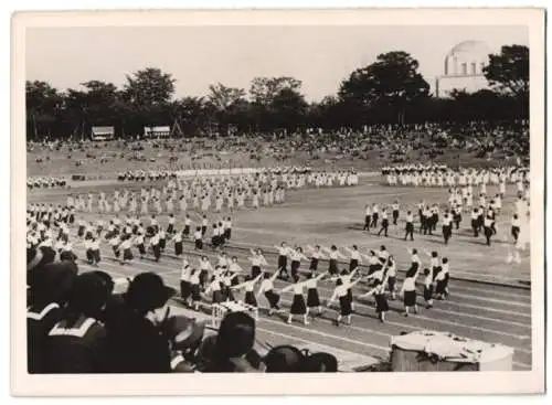 Fotografie Schostal, Ansicht Tokio - Tokyo / Japan, Eiji Sportfest 1940, Schülerinnen bei einer Tanzvorführung