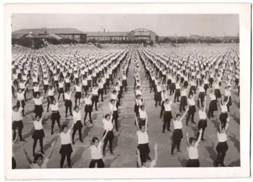 Fotografie Schostal, Ansicht Osaka / Japan, Schülerinnen bei Massen-Freiübung von Mittelschulen 1939